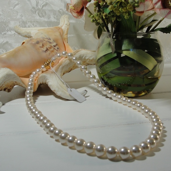unbranded Jewelry - Pearl Necklace Faux pearls Magnetic Clasp 16"